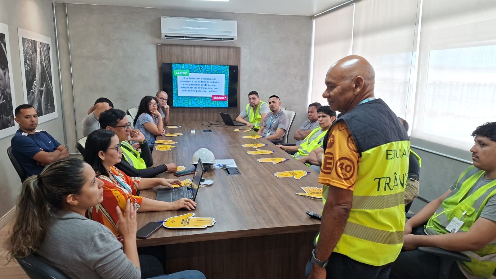 Prefeitura promove palestra do projeto ‘Condutor Consciente’ para colaboradores de empresa no Distrito Industrial