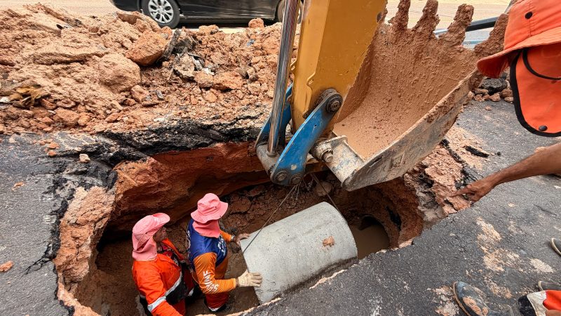 Prefeitura de Manaus recupera drenagem na avenida Tefé após encontrar lixo e objetos descartados irregularmente na tubulação