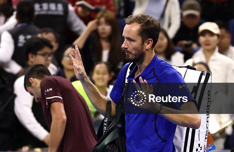 Medvedev é desclassificado de semifinal na China após acertar bola na torcida