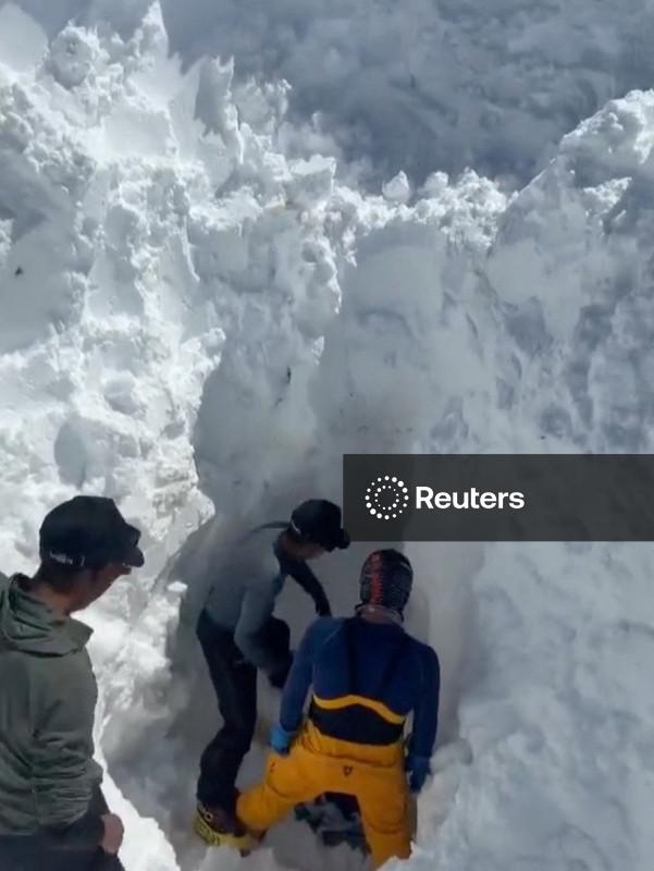 Avalanche mata 15 trabalhadores nepaleses que preparavam acampamento no Himalaia para alpinistas