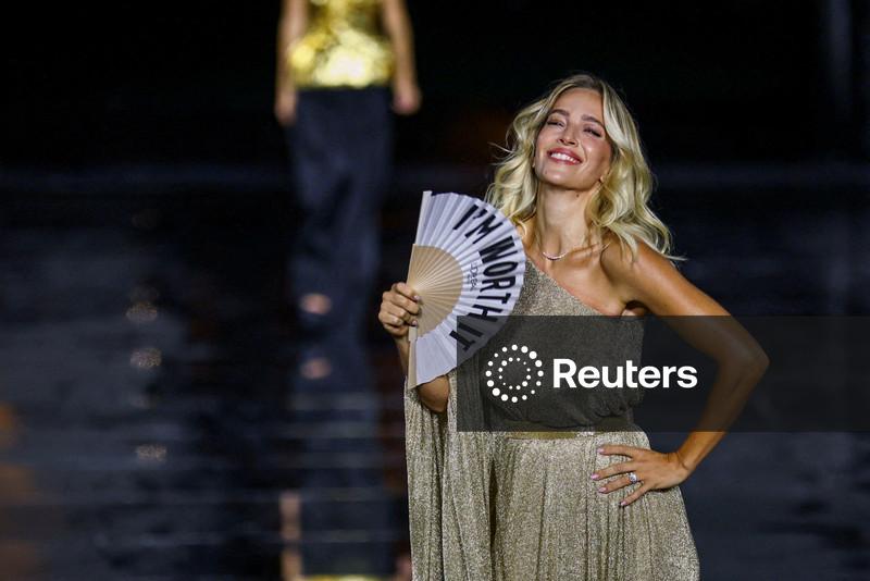 Na Semana de Moda de Paris verões mais longos e quentes representam novo desafio