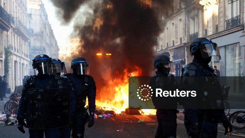 França vai mobilizar militares contra protestos e admite falhas em distúrbios do fim de semana