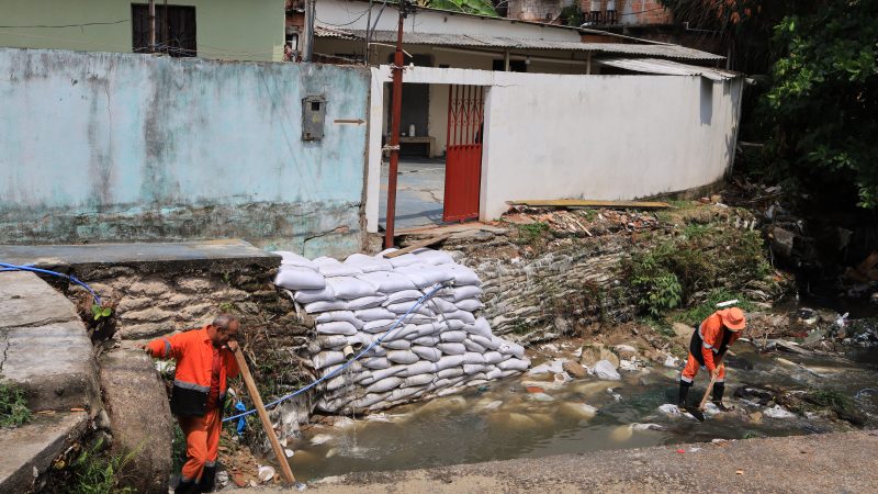 Prefeitura de Manaus realiza obra emergencial para conter erosão e proteger moradores no São José Operário