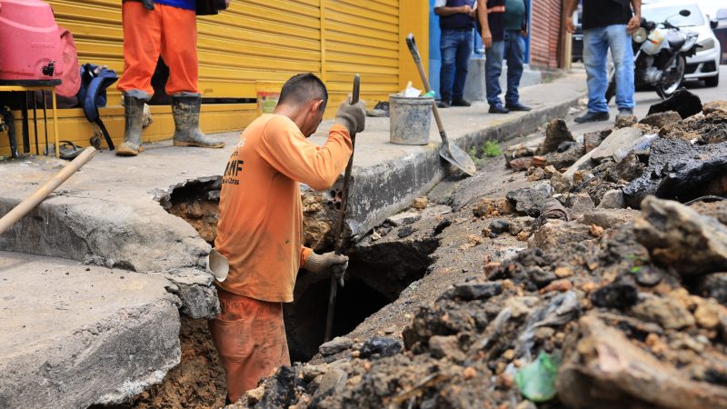 Prefeitura de Manaus intensifica ações de infraestrutura com recuperação emergencial de rede de drenagem no bairro Compensa 
