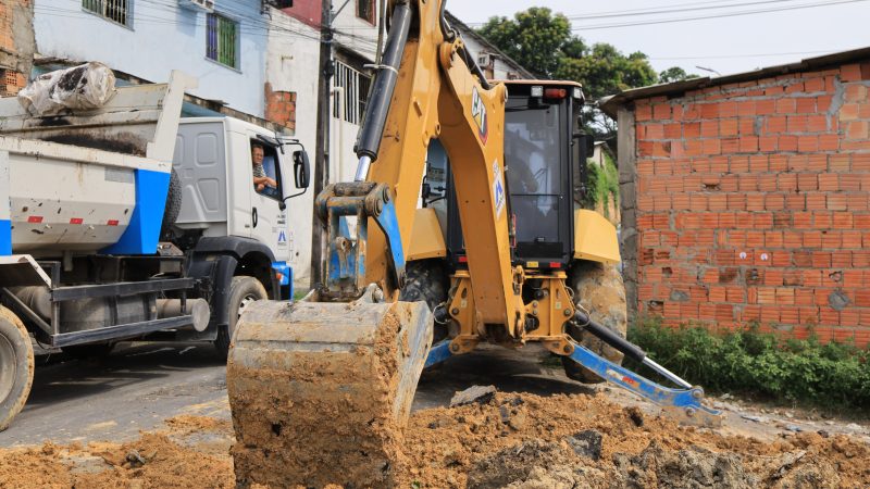 Prefeitura de Manaus recupera tubulação danificada por descarte irregular de lixo no bairro Cidade de Deus