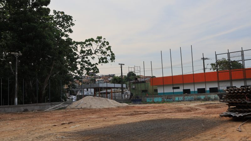 Prefeitura de Manaus avança na reforma do Campo do Castanheira e prepara espaço de esporte e lazer para moradores da zona Leste