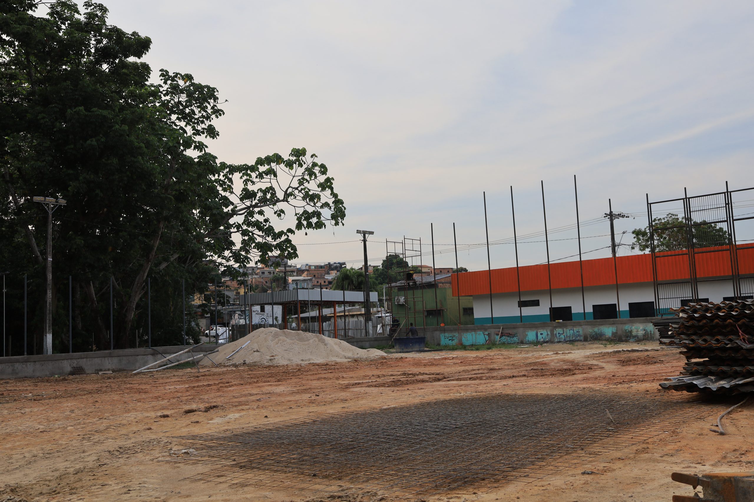 Prefeitura de Manaus avança na reforma do Campo do Castanheira e prepara espaço de esporte e lazer para moradores da zona Leste