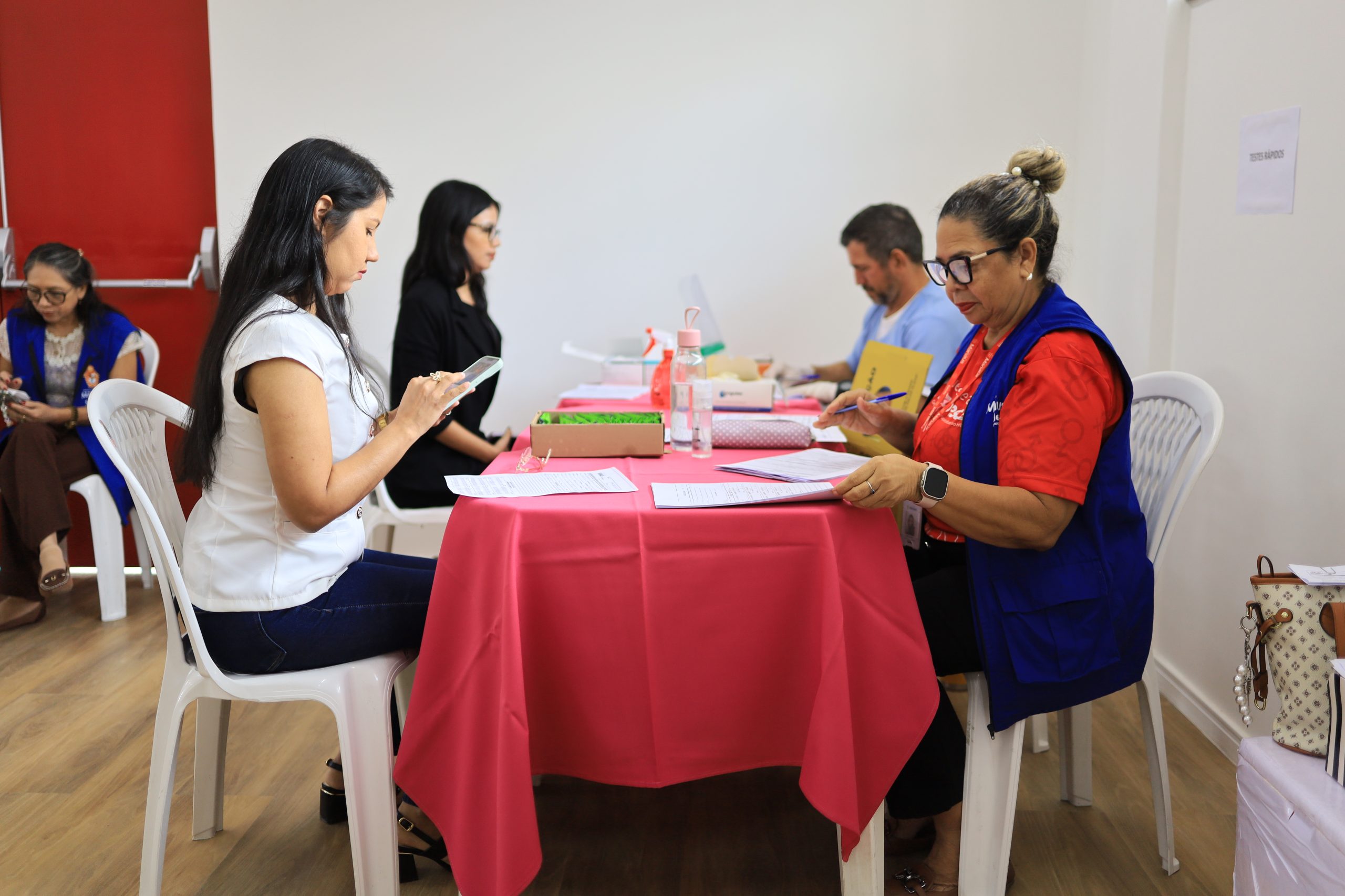 Prefeitura de Manaus leva serviços de saúde e prevenção às servidoras da Seminf em ação do Outubro Rosa