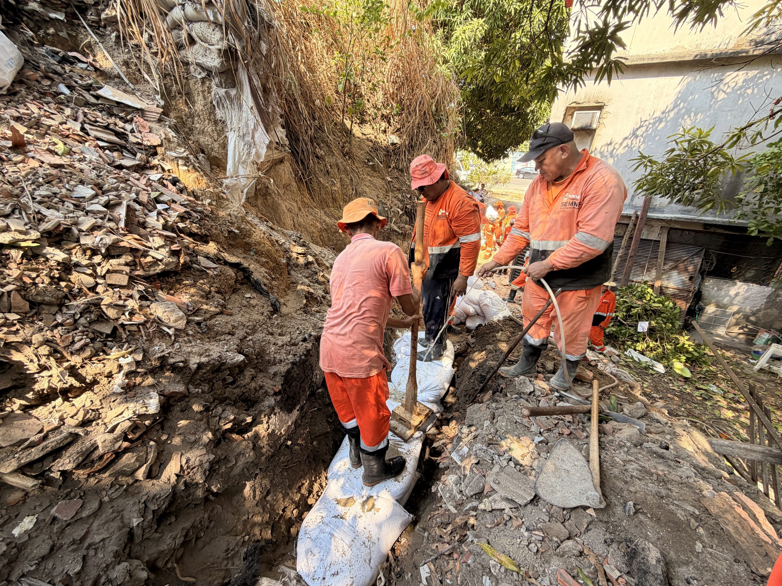Prefeitura de Manaus utiliza técnica ‘Rio Rap’ para conter erosão no Centro