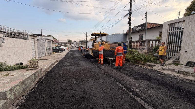 Prefeitura de Manaus inicia recapeamento em rua do bairro Cidade Nova com aplicação de 40 toneladas de asfalto