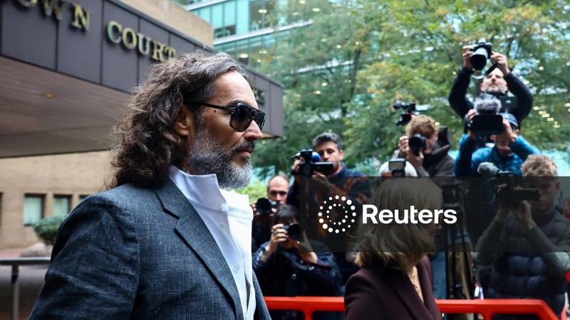 Russell Brand tentou me arrastar para dentro do banheiro, diz mulher em tribunal britânico