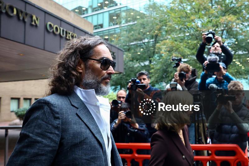 Russell Brand tentou me arrastar para dentro do banheiro, diz mulher em tribunal britânico