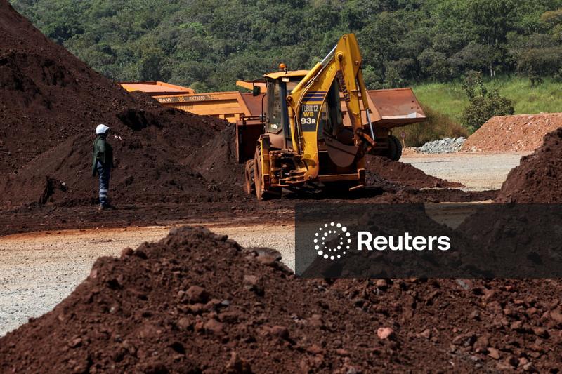 Minério de ferro recua com oferta abundante e queda nas taxas de frete