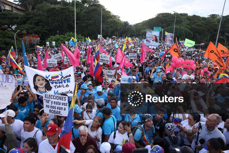 Venezuelanos se manifestam em todo o país para exigir eleições, no maior protesto contra o governo dos últimos anos