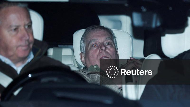 Ex-príncipe Andrew processa polícia por mandados relacionados a Epstein