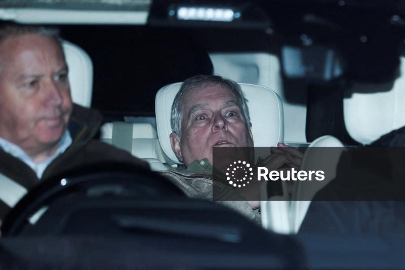 Ex-príncipe Andrew processa polícia por mandados relacionados a Epstein