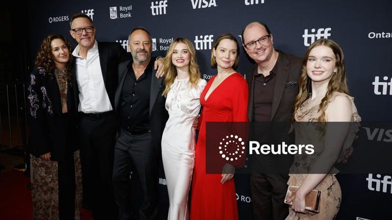 Mike Flanagan reimagina “Carrie” para uma nova geração que enfrenta cyberbullying e simulações de tiroteio nas escolas