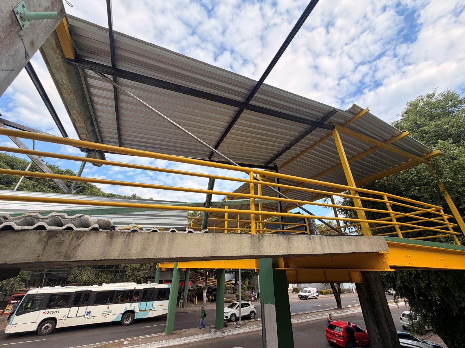 Prefeitura de Manaus avança na modernização da passarela da avenida Carvalho Leal