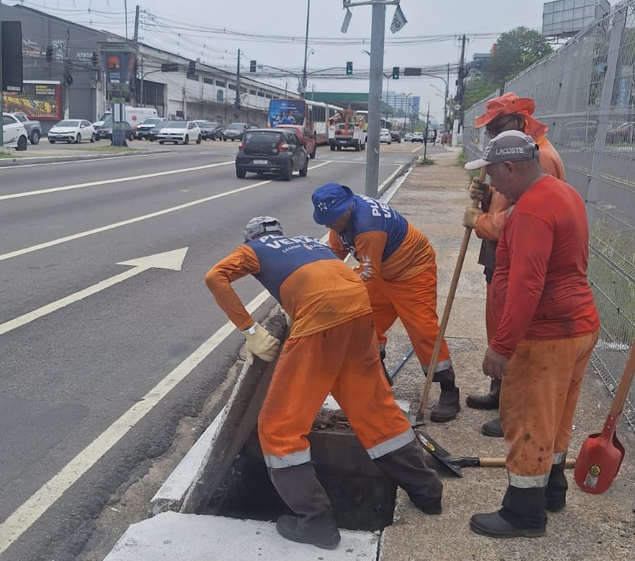 Prefeitura de Manaus desobstrui caixas coletoras na avenida Constantino Nery e reforça prevenção contra alagamentos