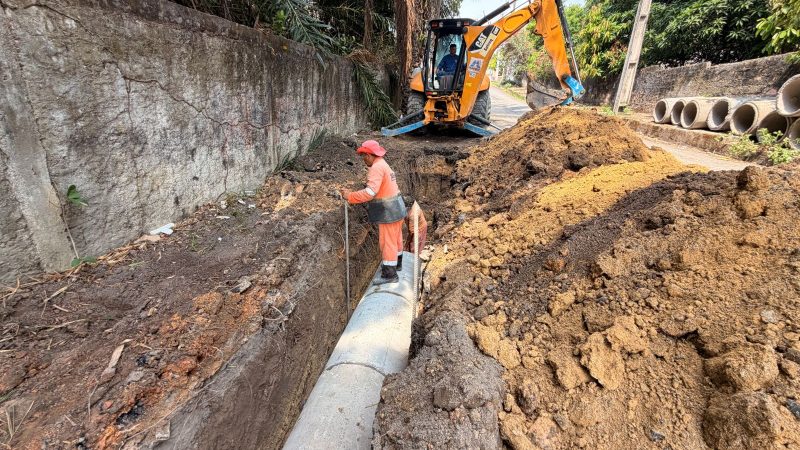 Prefeitura de Manaus implanta 100 metros de drenagem profunda para melhorar escoamento da chuva no bairro Flores