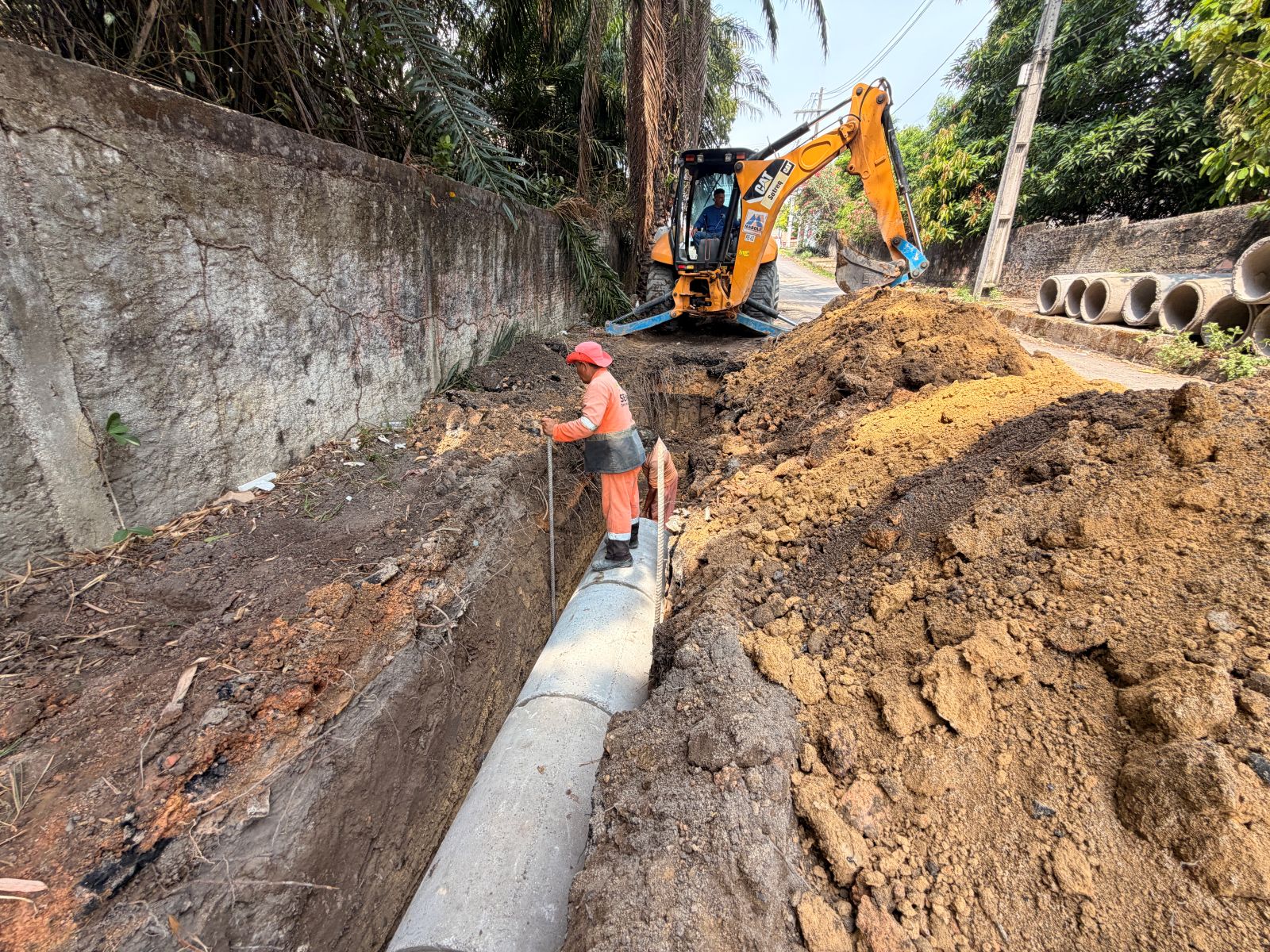 Prefeitura de Manaus implanta 100 metros de drenagem profunda para melhorar escoamento da chuva no bairro Flores