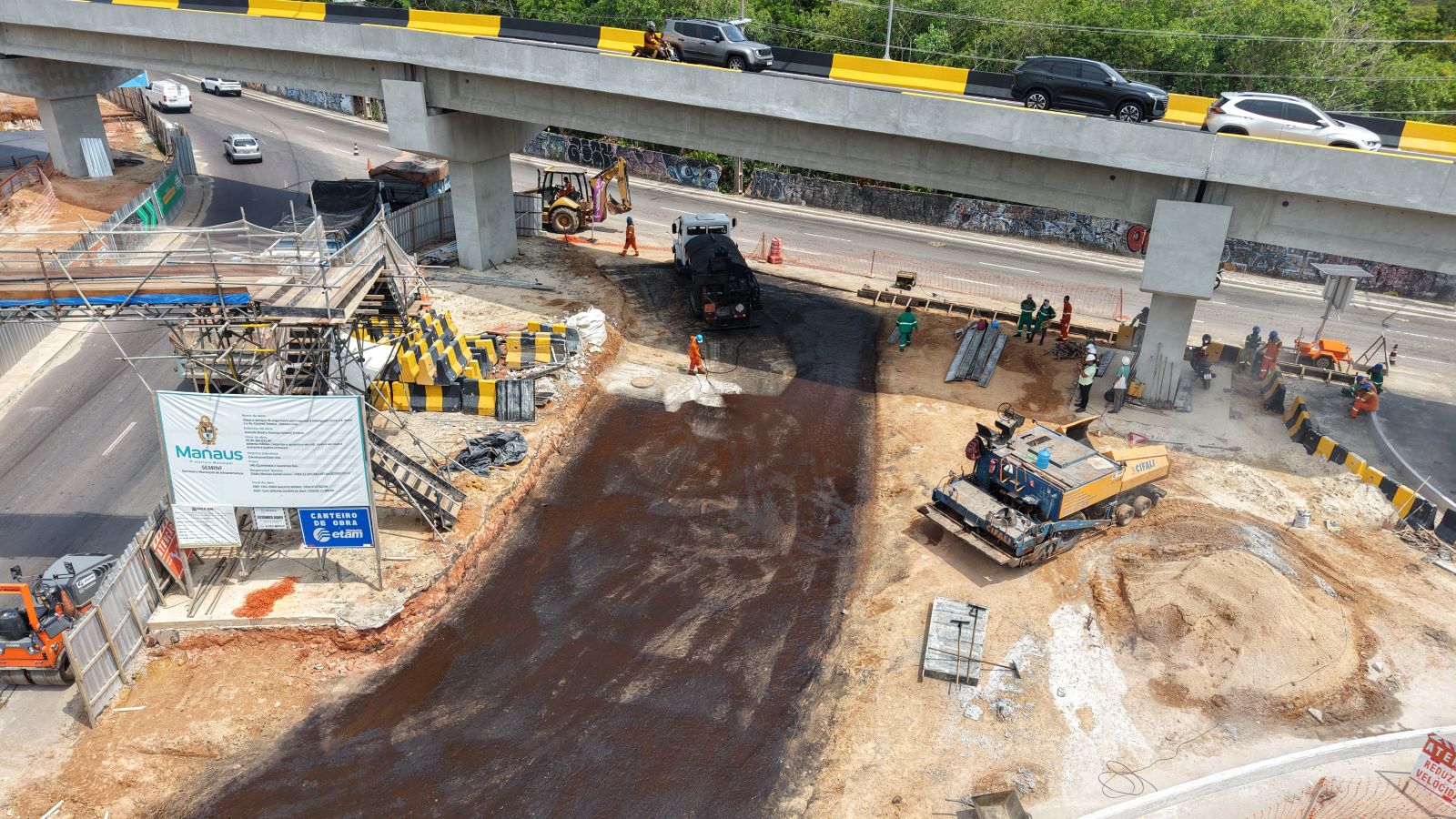 Prefeitura de Manaus realiza pavimentação de trecho da rotatória que integra o complexo viário Passarão