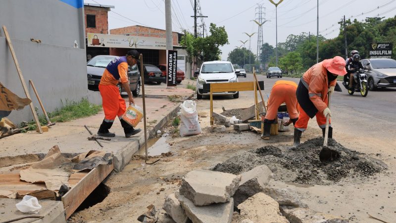Prefeitura de Manaus reconstrói caixa coletora na zona Leste e reforça segurança de pedestres