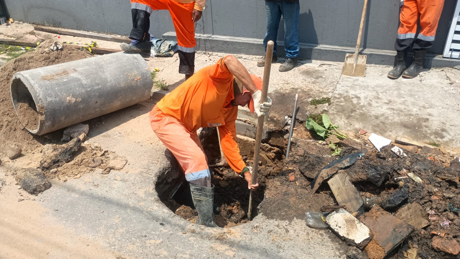 Prefeitura de Manaus recupera drenagem profunda e atua em cratera no bairro Alvorada