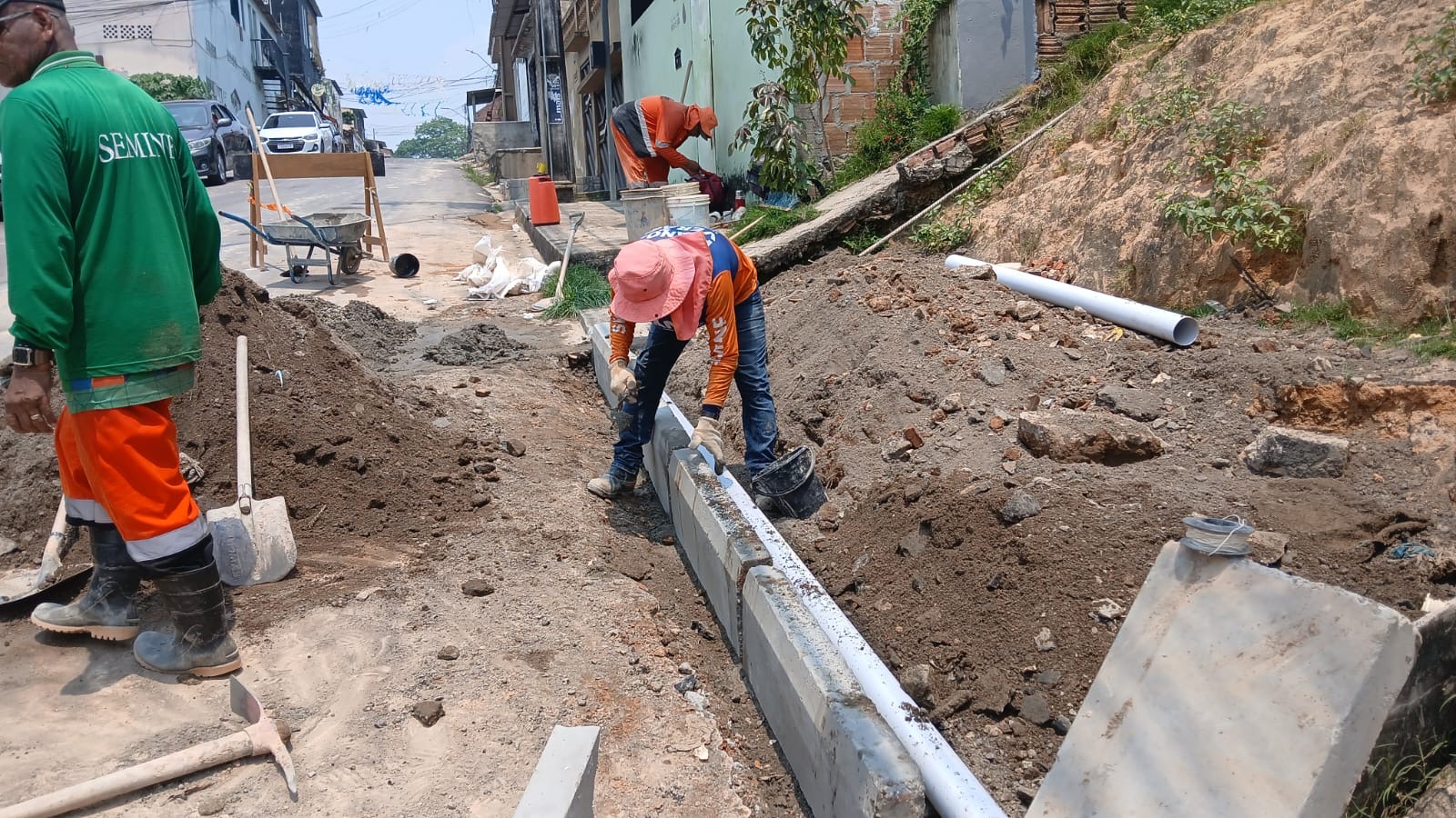 Prefeitura de Manaus recupera drenagem profunda e avança na recuperação de via no bairro Armando Mendes