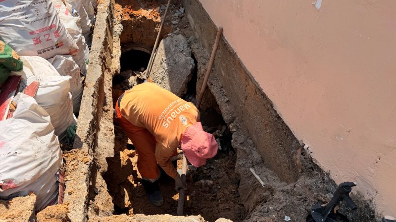Prefeitura de Manaus recupera rede de drenagem na rua Ademar de Barros, no bairro Flores