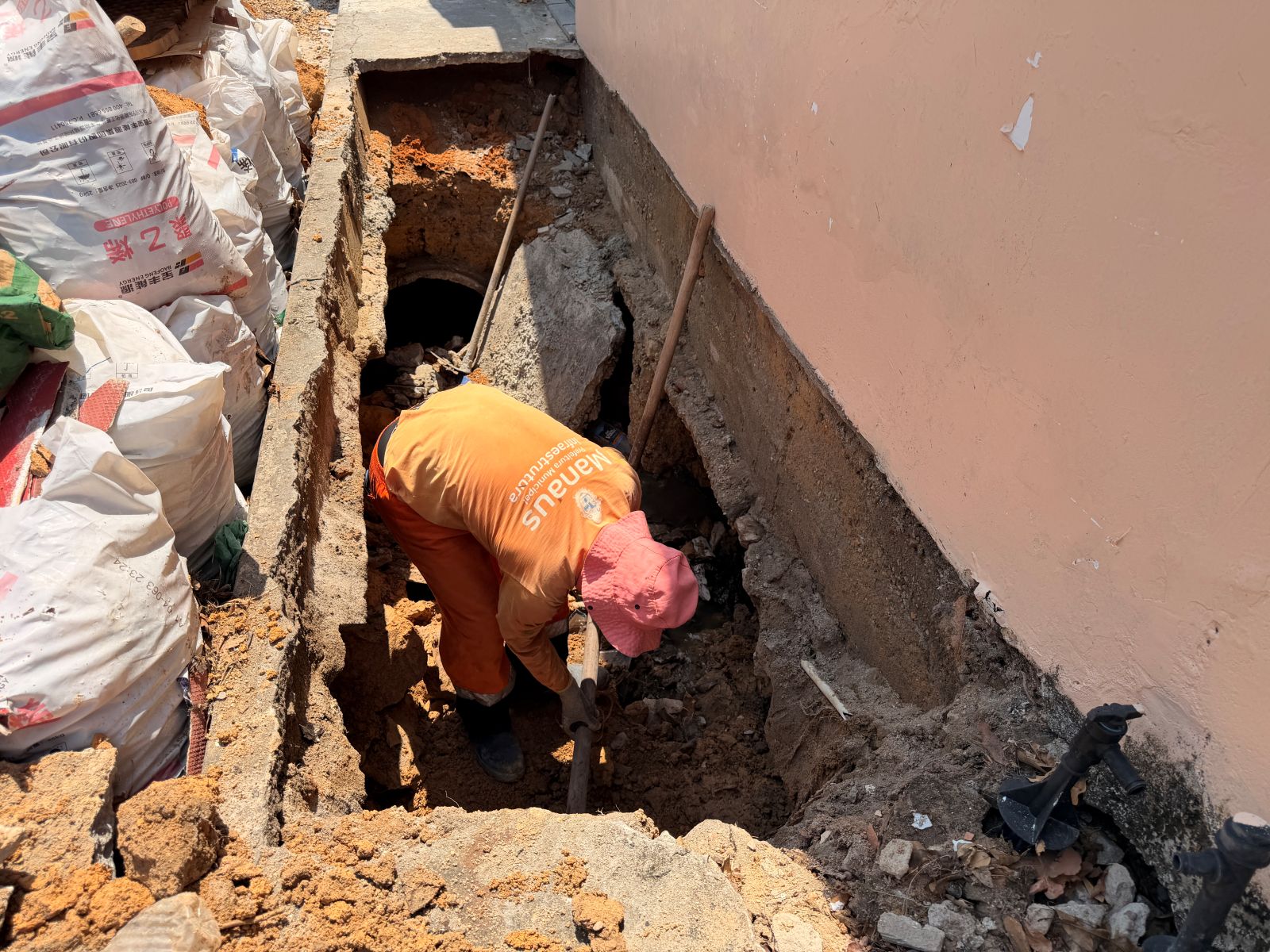 Prefeitura de Manaus recupera rede de drenagem na rua Ademar de Barros, no bairro Flores