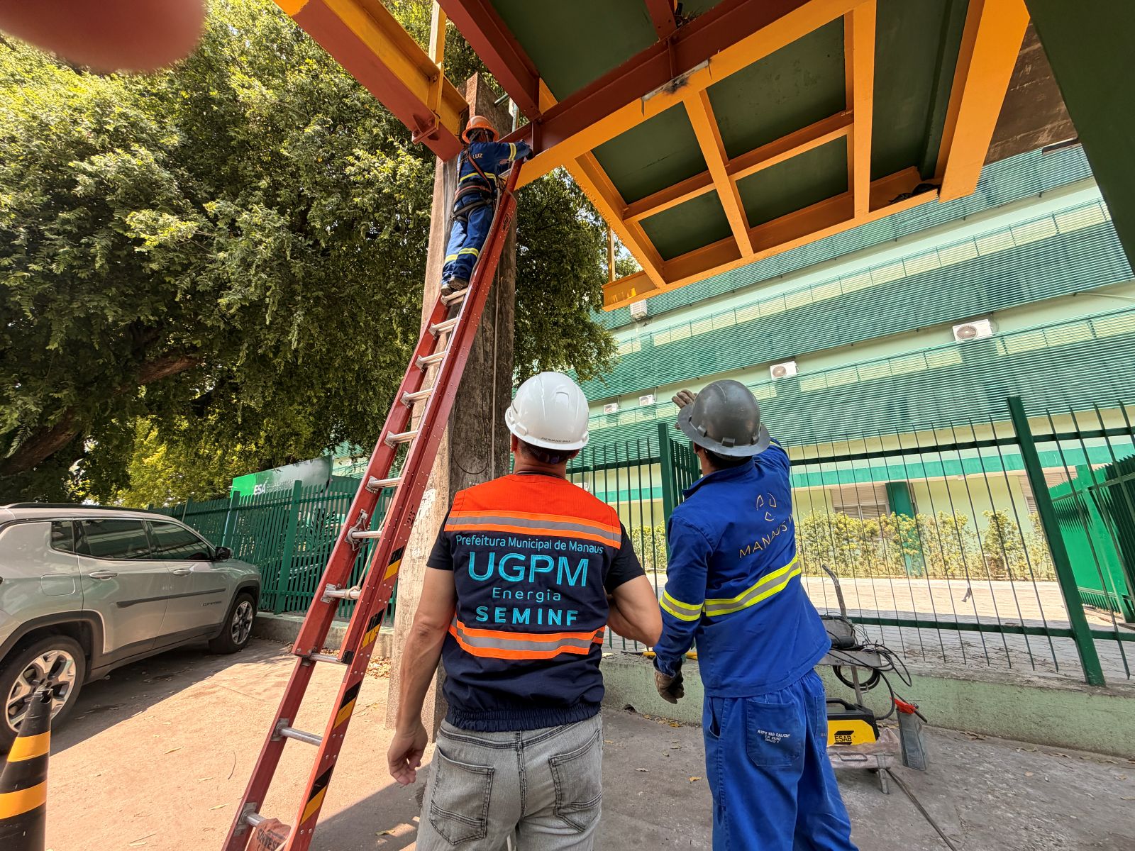 Prefeitura de Manaus reforça iluminação e revitaliza passarela na avenida Carvalho Leal