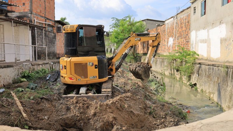 Prefeitura de Manaus remove resíduos de igarapé no bairro Cidade de Deus e reforça prevenção contra alagamentos  