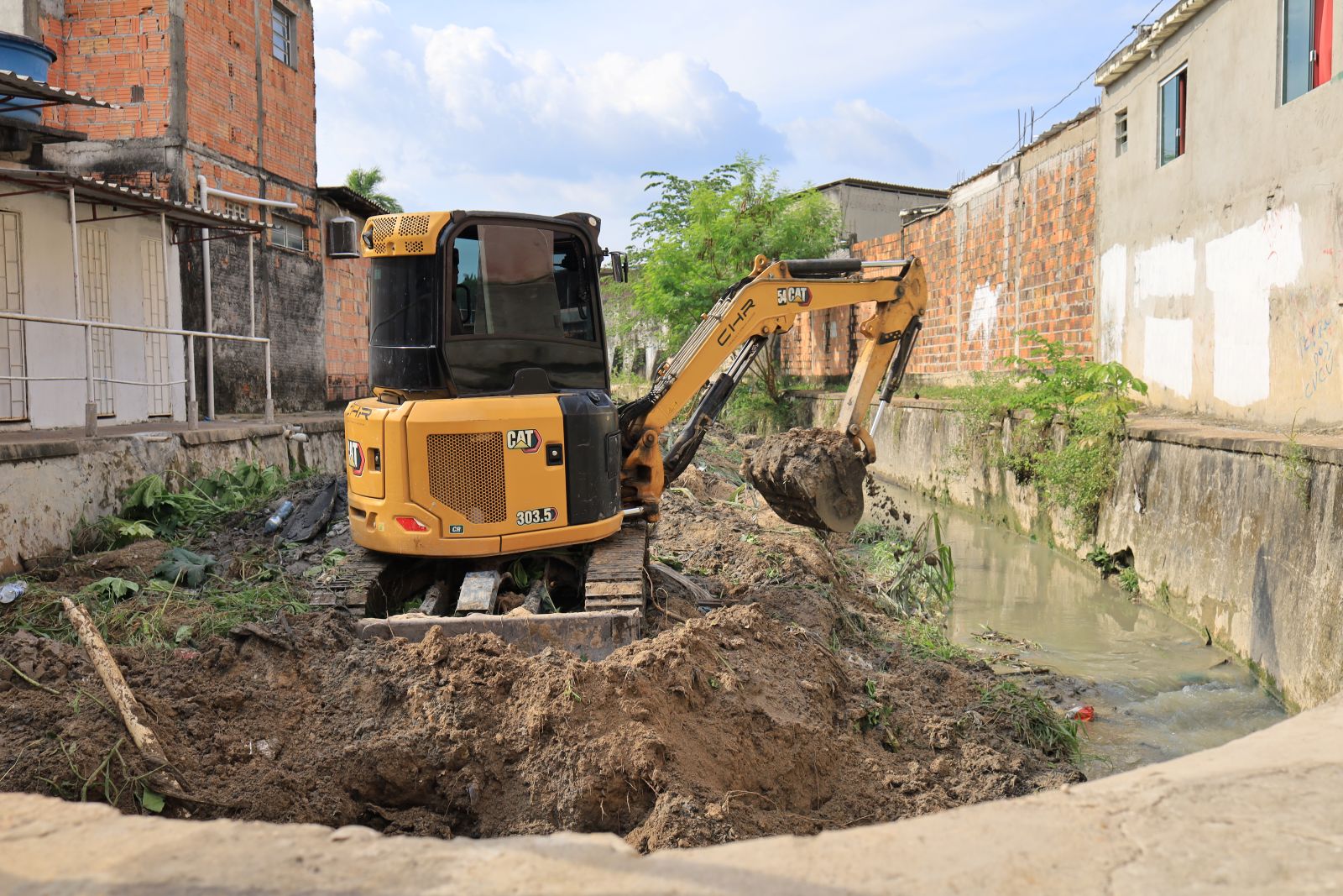 Prefeitura de Manaus remove resíduos de igarapé no bairro Cidade de Deus e reforça prevenção contra alagamentos  