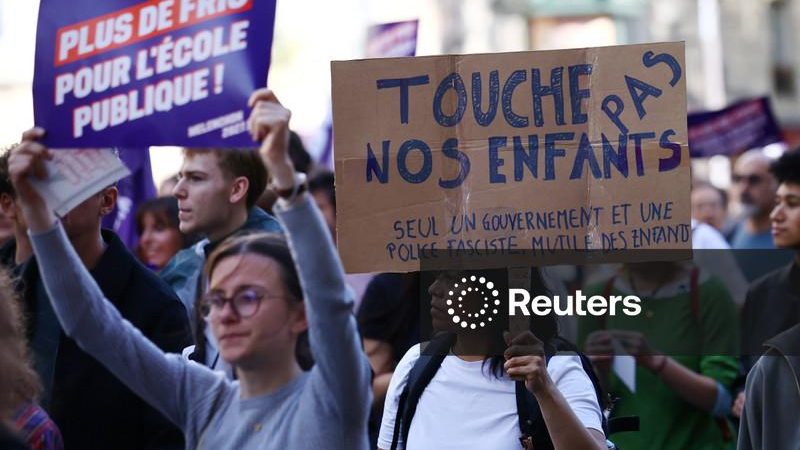 Greta Thunberg se junta a adolescentes franceses em mais um dia de protestos sobre escolas