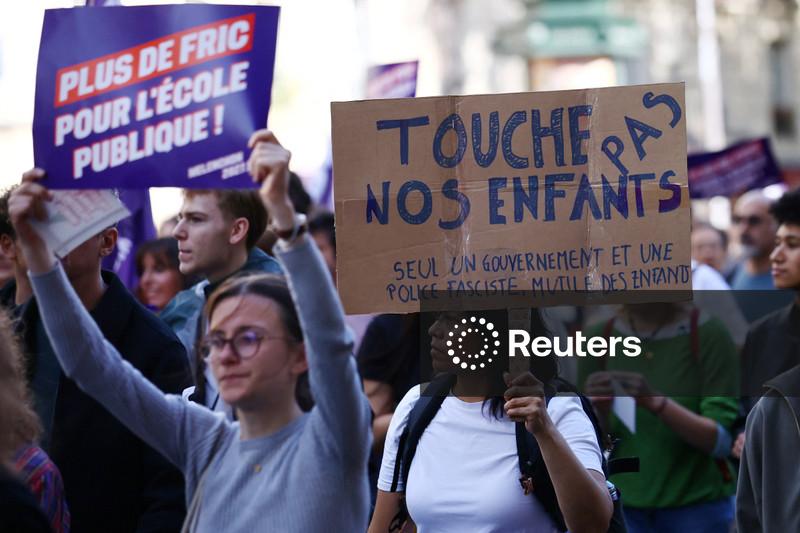 Greta Thunberg se junta a adolescentes franceses em mais um dia de protestos sobre escolas