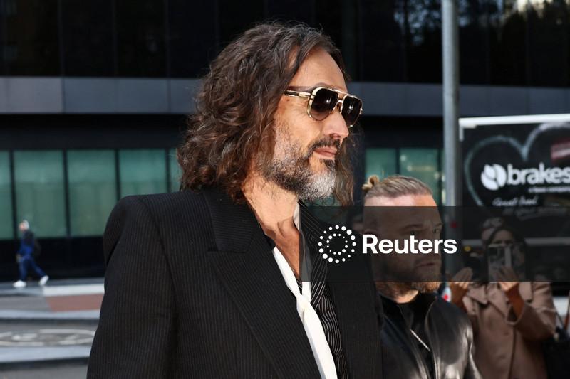 Comediante Russell Brand era um predador sexual implacável, dizem promotores britânicos