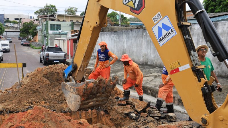 Prefeitura de Manaus atua em cratera no Japiim 2 e recupera rede de drenagem para garantir segurança na via