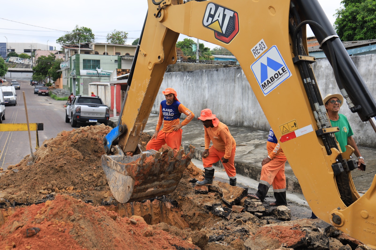 Prefeitura de Manaus atua em cratera no Japiim 2 e recupera rede de drenagem para garantir segurança na via