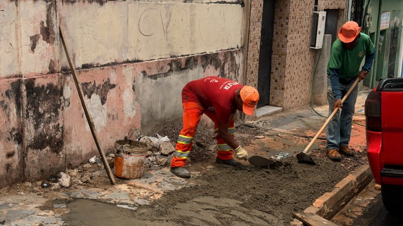 Prefeitura de Manaus recupera calçada e drenagem no centro histórico e garante mais segurança aos pedestres