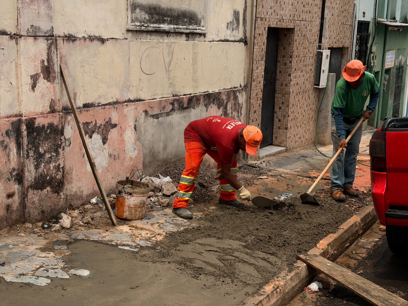 Prefeitura de Manaus recupera calçada e drenagem no centro histórico e garante mais segurança aos pedestres