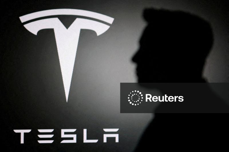 Tesla corta gastos antes de possível acordo com SpaceX, enquanto Musk aposta futuro em IA e robôs
