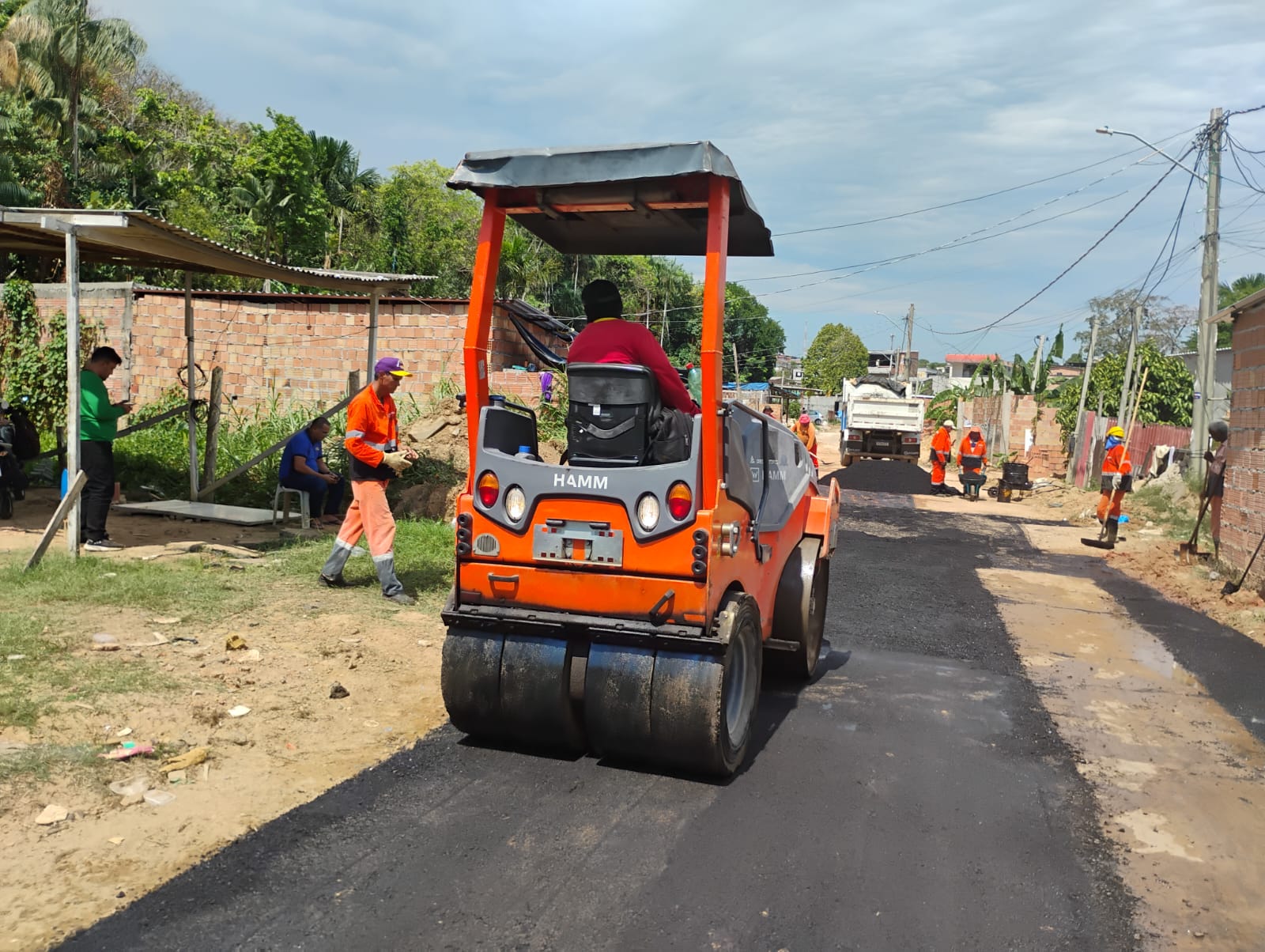 Prefeitura de Manaus recupera pavimento da travessa 33, no Lírio do Vale