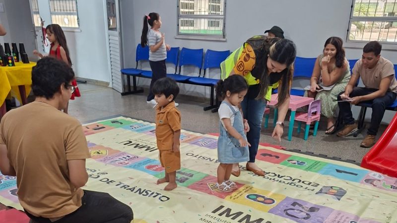Prefeitura de Manaus orienta crianças sobre segurança no trânsito na zona Leste
