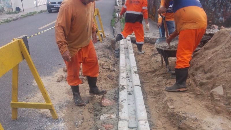 Prefeitura de Manaus implanta canaleta no São Francisco para melhorar drenagem e proteger via de danos