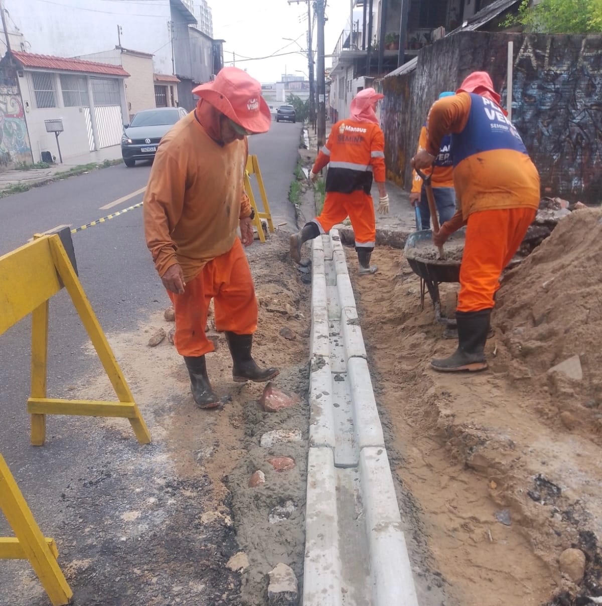 Prefeitura de Manaus implanta canaleta no São Francisco para melhorar drenagem e proteger via de danos