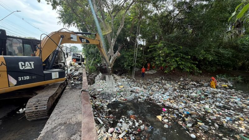 Prefeitura de Manaus reforça limpeza e remoção de resíduos do igarapé do conjunto Senador João Bosco