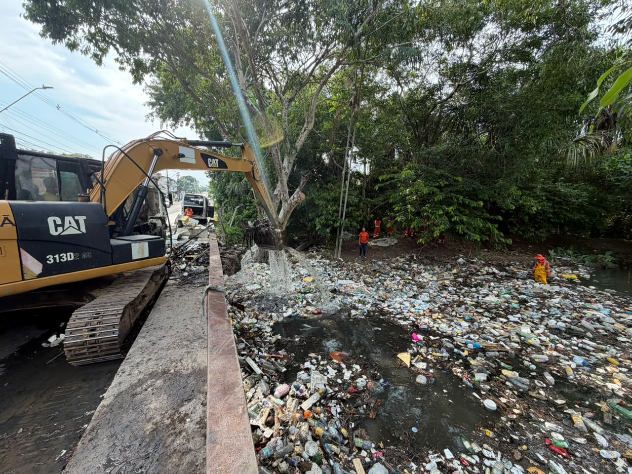 Prefeitura de Manaus reforça limpeza e remoção de resíduos do igarapé do conjunto Senador João Bosco
