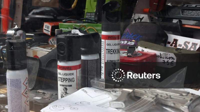 Alguns parisienses compram spray de pimenta e gás lacrimogêneo, alegando legítima defesa antes de protestos
