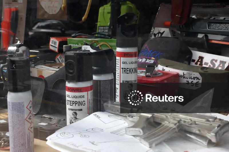 Alguns parisienses compram spray de pimenta e gás lacrimogêneo, alegando legítima defesa antes de protestos